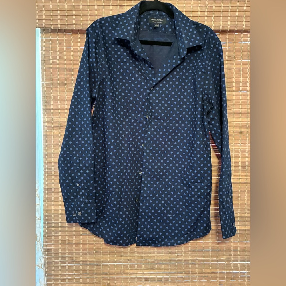 Banana republic blue button up wrinkle free dress shirt; medium athletic fit